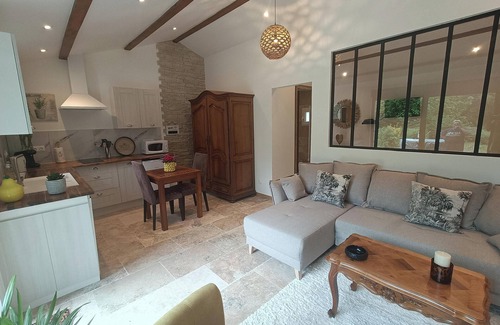 Saint-Just Apartment | Gîte T2 Dans un mas Avec Terrasse et Jacuzzi Privatif