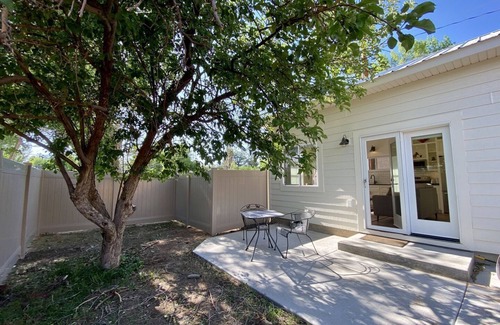 Cody House | G.F. Wiard Cottage, recently built, pet friendly/fully fenced yard, walking distance to downtown!