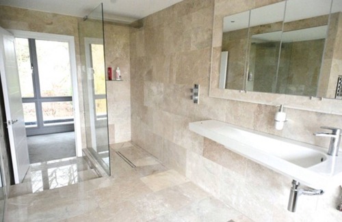 Pill House | (G)STUNNING SUBSTANTIAL HOUSE IN EXCLUSIVE LOCATION