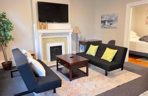 Fan District Apartment | G5 KING BED central location museums FREE PARKING