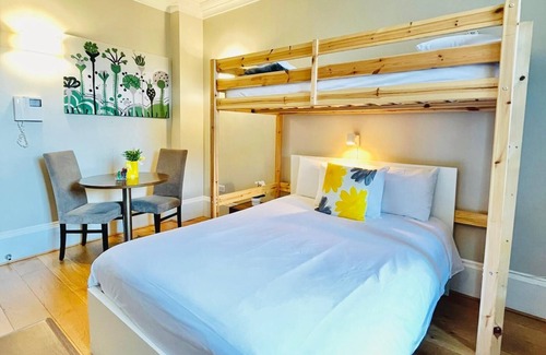 Tachbrook Apartment | G8s - Prime location, steps to Buckingham Palace
