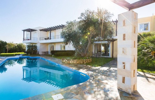 Chorafakia Apartment | Gabriel MOdern Apartment-shared pool-close to the beach