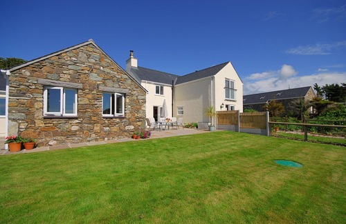Cylch-Y-Garn Cottage | Gadlys Farmhouse and Cottage Combined - sleeps 12 guests in 6 bedrooms