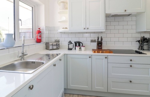 Morfa Bychan Cottage | GAGA AR Y TRAETH, pet friendly, with a garden in Morfa Bychan
