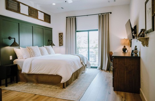 Wimberley Hotel | Gaines Ranch on the Square | Rancher’s Rest | King Bed Suite | Wimberley