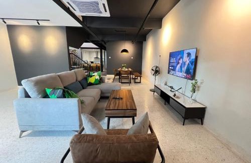 Kampung Alor Akar House | Galaria 4BR 17Pax NearTC, DinosaurLand, PS4, Netflix