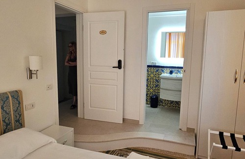 Maiori Resort | Galene - beachfront Costa d'AmalfinnCharming double bedroom with seaview balcony