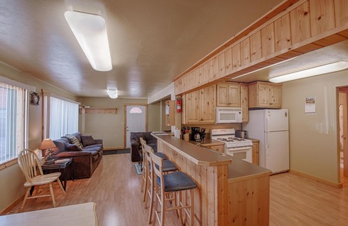 West Yellowstone Cabin | Gallatin Cabin, Sleeps 1 - 6, 5 Blocks from West Entrance to Yellowstone