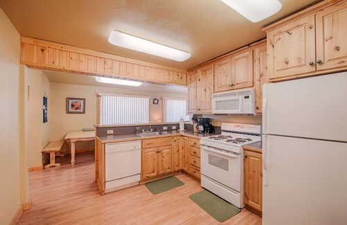 West Yellowstone Cabin | Gallatin Cabin, Sleeps 1 - 6, 5 Blocks from West Entrance to Yellowstone