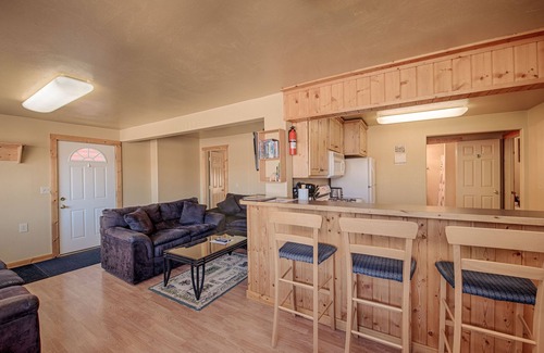 West Yellowstone Cabin | Gallatin Cabin, Sleeps 1 - 6, 5 Blocks from West Entrance to Yellowstone