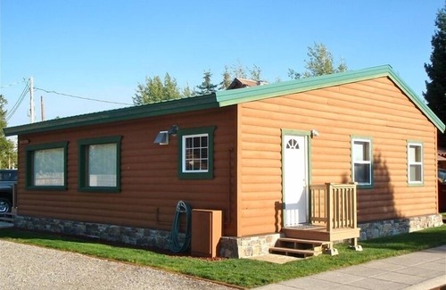 West Yellowstone Cabin | Gallatin Cabin, Sleeps 1 - 6, 5 Blocks from West Entrance to Yellowstone
