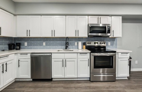 New Castle Apartment | Galloway 113 I Spacious Garden Style Retreat