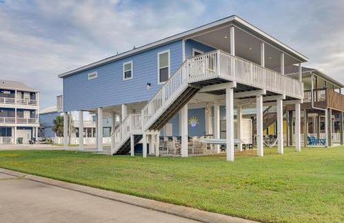 Galveston House | Galveston Home with Pool Access, Walk to Beaches!