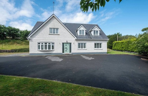 Ballindooley Apartment | Galway - 1 Bed Guest Flat/Annex. Cosy countryside apartment with garden patio.