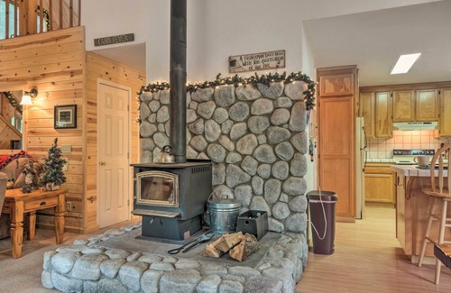 Arnold Cabin | Game Room & Deck: Pet-Friendly Camp Connell Cabin