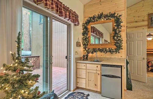 Arnold Cabin | Game Room & Deck: Pet-Friendly Camp Connell Cabin