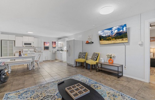 Fort Valley House | Game room, Fenced-in patio, Guest Home