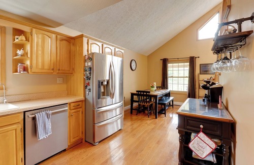 Hallsville House | Game Room & On-Site Pond: Laurelville Retreat!