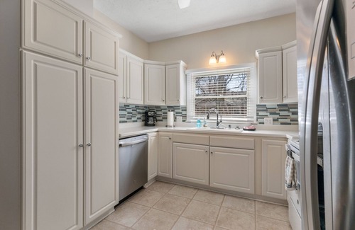 Harrison House | Game Themed, sleeps 12, king beds, walking distance to downtown & splash pad!