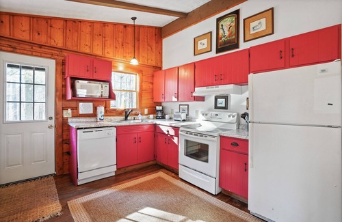 Laurelville Cabin | Gamebird Cabin | Private Trails | Covered Hot Tub