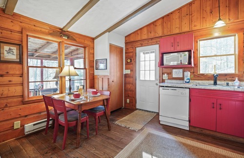 Laurelville Cabin | Gamebird Cabin | Private Trails | Covered Hot Tub