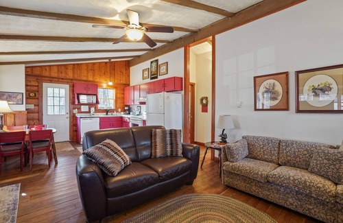 Laurelville Cabin | Gamebird Cabin | Private Trails | Covered Hot Tub
