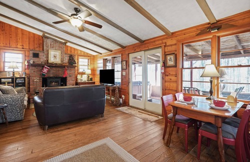 Laurelville Cabin | Gamebird Cabin | Private Trails | Covered Hot Tub