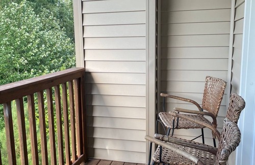 Seneca Condo | GAMEDAY GETAWAY! Marvelous 4-bedroom condo in Seneca with AC, fitness room, WiFi