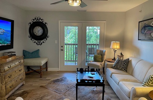 Seneca Condo | GAMEDAY GETAWAY! Marvelous 4-bedroom condo in Seneca with AC, fitness room, WiFi