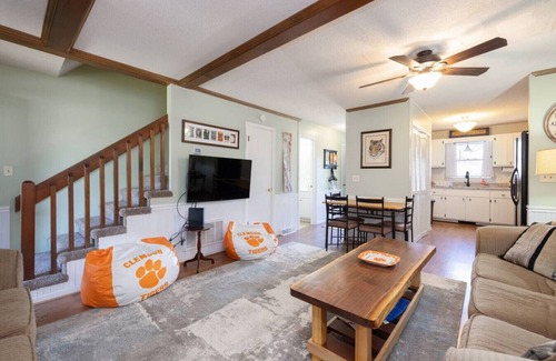 Clemson Apartment | GameDay Getaway-Walk to Down-Town Clemson