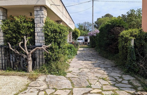 La Garde Apartment | Garden apartment 5 minutes from the sea