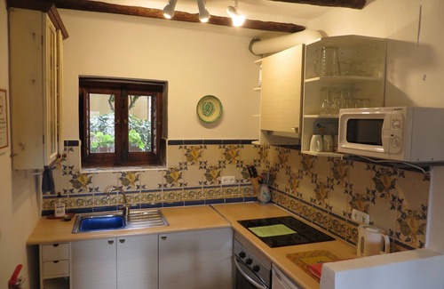 Portugos House | Garden apartment in the heart of the countryside, close to local villages.
