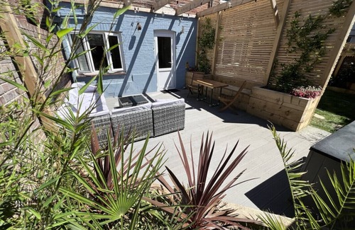 Southsea Apartment | Garden apt - Beach at end of Road Private Parking
