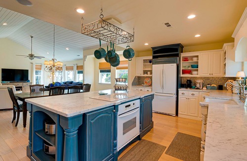 Gold Beach House | Garden by the Sea- Walk to the Beach/SPA/Sleeps 8