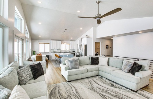 Sweetwater Cabin | Garden City Cabin w/Fire Pit: 2 Mi to Bear Lake!