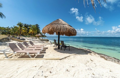 Isla Mujeres Cottage | Garden Cottage Perla at Villa Makax. The sargaso free beach is steps away