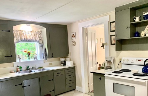 Stonington Cottage | Garden cottage w/ 4 kayaks/gear/dock/patio, parking on Stonington Harbor nearby
