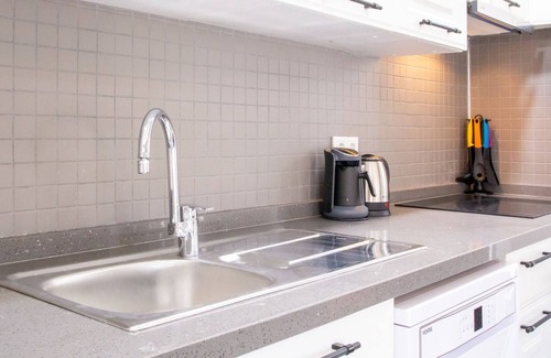 Milas Apartment | Garden Floor Flat w Garden 1 min to Beach in Milas