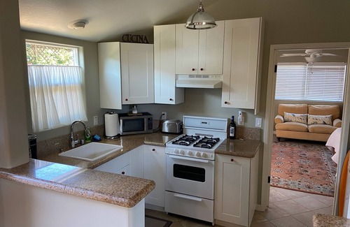 Talmadge Cottage | Garden guesthouse with pool, 1 bedroom, WiFi and AC in beautiful San Diego