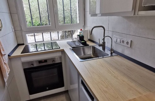El Mas Bosca Apartment | Garden-Level Apartment in Roses with Terrace and Wi-Fi