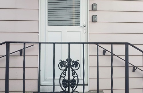 Bristol Apartment | Garden Oasis Historic Area Bristol, 3 Bedroom, 4 beds on 2nd Floor Onsite Parkng