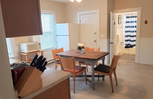 Bristol Apartment | Garden Oasis Historic Area Bristol, 3 Bedroom, 4 beds on 3rd Floor Onsite Parkng
