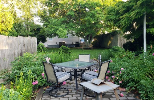 Bristol Apartment | Garden Oasis Historic Area Bristol, 3 Bedroom, 4 beds on 3rd Floor Onsite Parkng