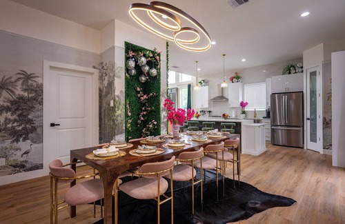 OST - South Union House | Garden of Eden! 4 Bedroom House in Downtown 12 Beds HotTub PoolTable