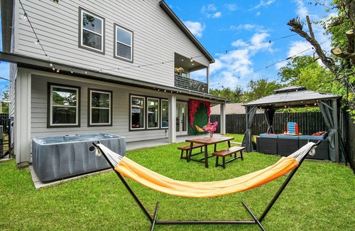 OST - South Union House | Garden of Eden! 4 Bedroom House in Downtown 12 Beds HotTub PoolTable