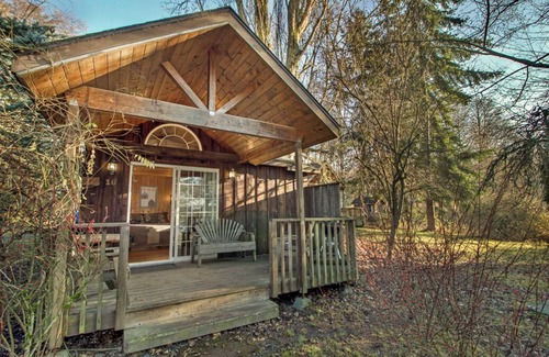Eastsound Cabin | Garden Studio Cabin w/peek-a-boo views - 1 min walk to beach!