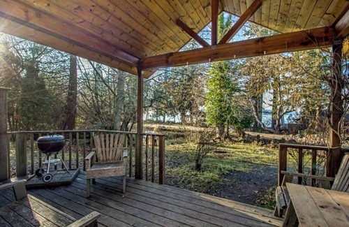 Eastsound Cabin | Garden Studio Cabin w/peek-a-boo views - 1 min walk to beach!