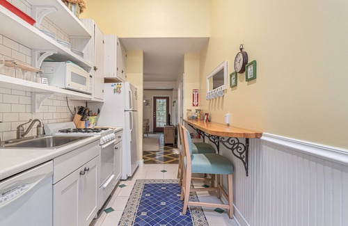 Lakeside House | Garden-style cottage with easy beach access, screened porch & small yard