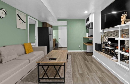 Silver Lake House | Garden Suite · 2BR Stay w/Hot Tub, Sauna & BBQ