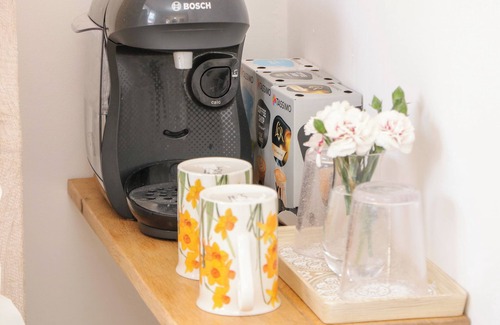 Dronfield Cottage | GARDEN SUITE, pet friendly, with a garden in Dronfield
